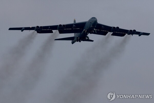 영국군 페어퍼드 공군기지에서 이륙하고 있는 미군 폭격기 B-52. @연합뉴스